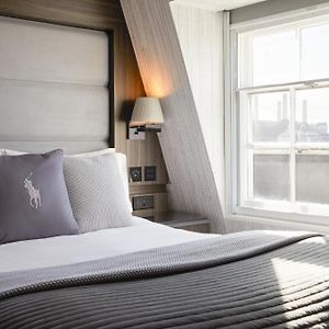 Kleine Kamer met een Queen Size Bed